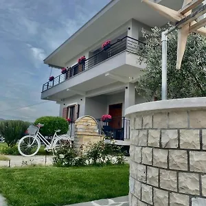 Couette-café Tabaku, Berat